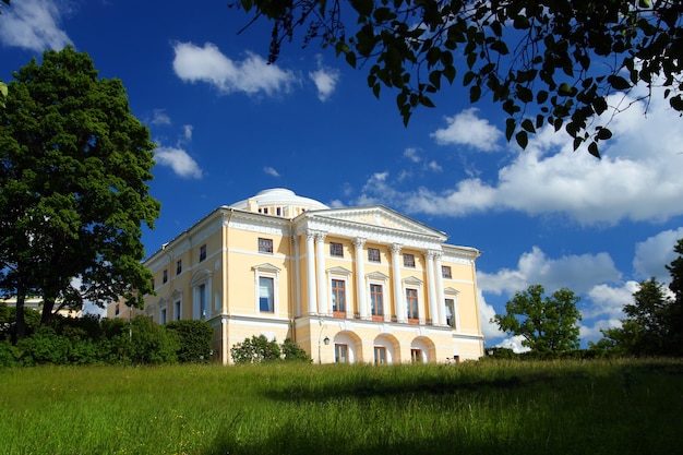 Palais dans le parc de Pavlovsk