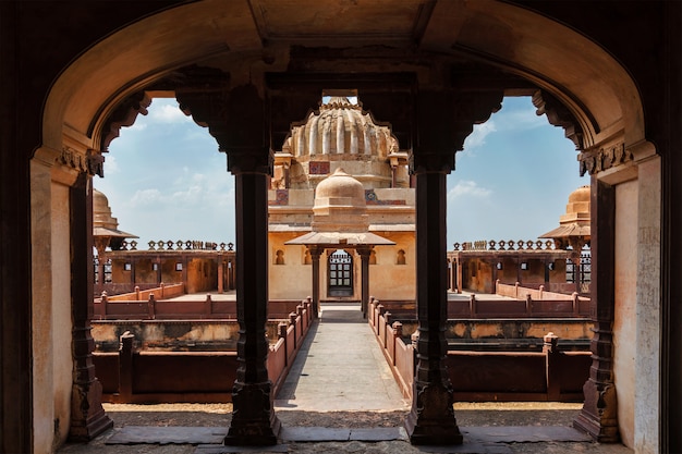 Photo palais datia dans le madhya pradesh, inde