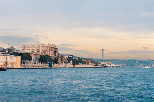 Photo palais de dolmabahche à istanbul depuis l'eau.