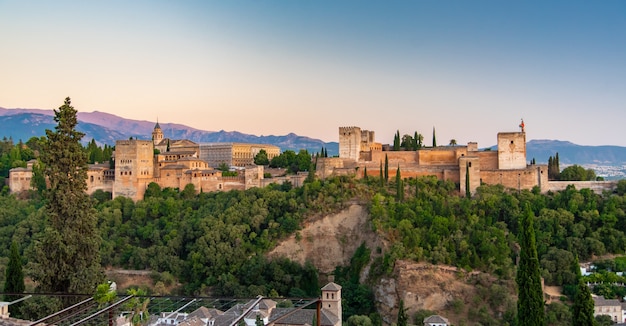 Le palais et la forteresse de l'Alhambra situé à Grenade, Andalousie, Espagne