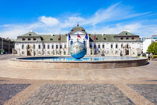 Le palais Grassalkovich est un palais et la résidence du président de la Slovaquie. Le palais Grassalkovich est situé sur la place Hodzovo Namestie.