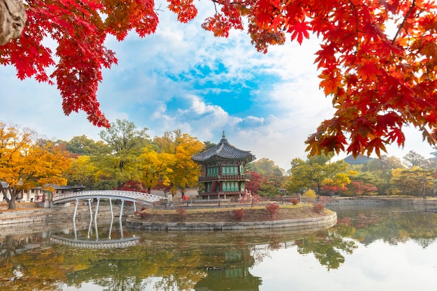 Photo le palais de gyeongbokgung à l'automne séoul corée du sud