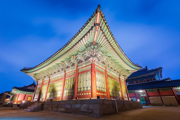 Le palais de Gyeongbokgung la nuit est magnifique Séoul Corée du Sud