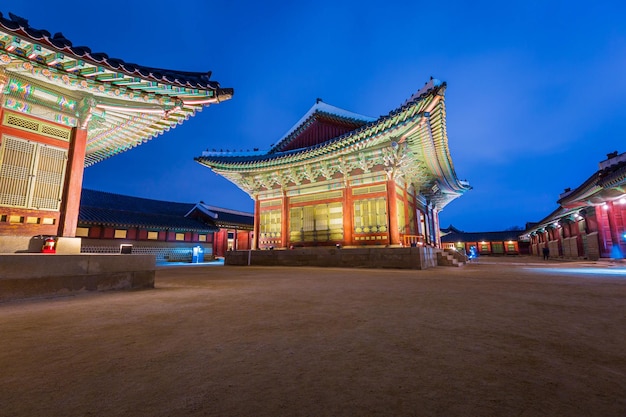 Le palais de Gyeongbokgung la nuit est magnifique Séoul Corée du Sud