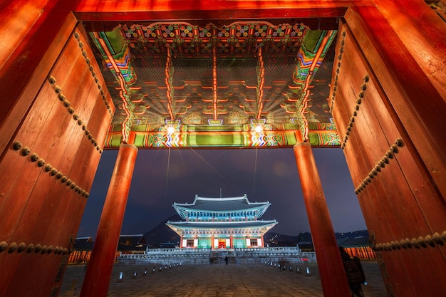 Le palais de Gyeongbokgung la nuit est magnifique Séoul Corée du Sud