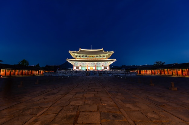 Palais Gyeongbokgung de nuit à Séoul en Corée du Sud