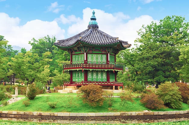 Palais Gyeongbokgung, Pavillon Hyangwonjeong, au printemps Séoul, Corée du Sud.