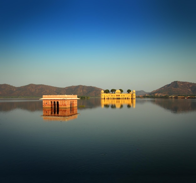 Photo palais de jal mahal sur le lac à jaipur inde