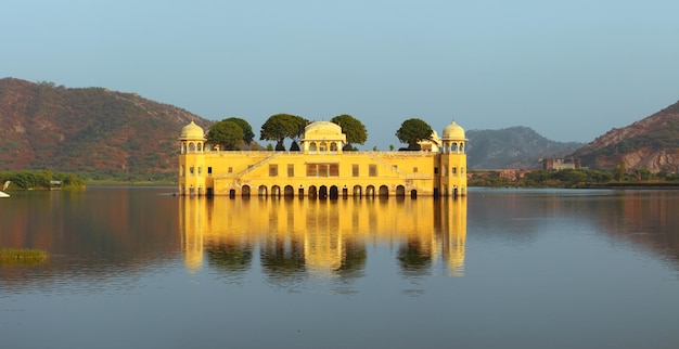 Palais Jal Mahal sur le lac à Jaipur