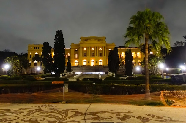 Palais et jardins de musée d'Ipiranga la nuit bâtiment antique à Sao Paulo Brésil