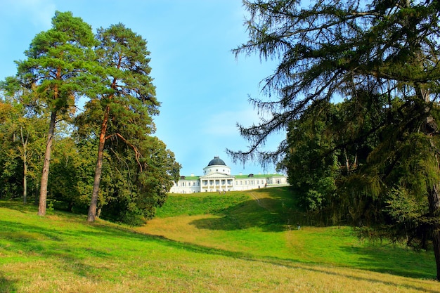 Le palais de Kachanivka avec un grand ensemble architectural en plein jour
