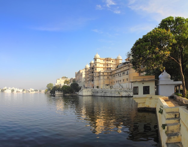 Palais et lac à Udaipur Inde