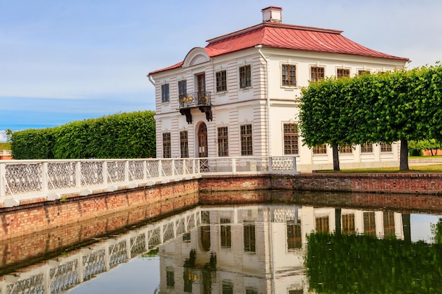 Palais Marly dans le parc inférieur de Peterhof à Saint-Pétersbourg Russie