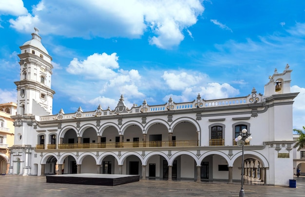 Palais municipal du Mexique de Veracruz et rues coloniales au centre historique