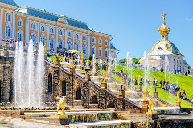Palais de Peterhof avec grande cascade à Saint-Pétersbourg Russie
