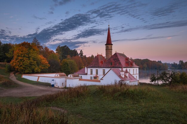 Palais des Prioratskiy dans la ville de Gatchina, matin brumeux au cours de l'automne doré.