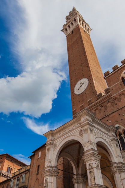 Photo palais public et torre del mangia à sienne