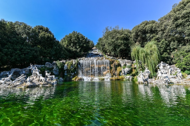 Le palais royal de Caserta italien Reggia di Caserta est une ancienne résidence royale à Caserta, dans le sud de l'Italie, et a été désigné site du patrimoine mondial de l'UNESCO.