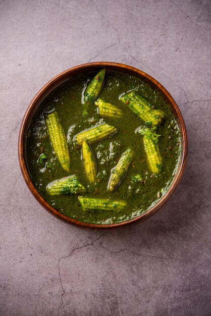 Palak baby corn sabzi également connu sous le nom de curry de makai aux épinards servi avec du riz ou de la nourriture indienne roti