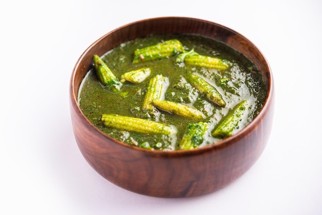 Palak baby corn sabzi également connu sous le nom de curry de makai aux épinards servi avec du riz ou de la nourriture indienne roti
