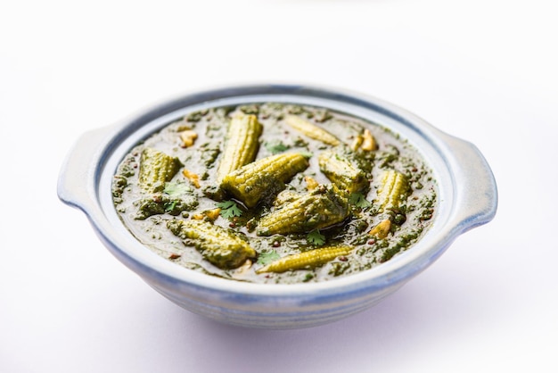 Photo palak baby maïs sabzi également connu sous le nom d'épinards makai curry servi avec du riz ou du roti nourriture indienne