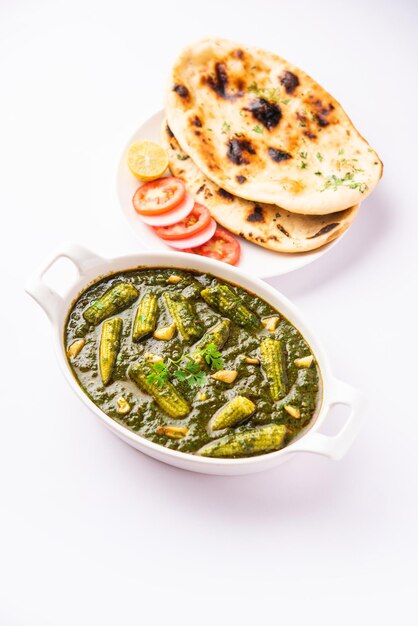 Photo palak baby maïs sabzi également connu sous le nom d'épinards makai curry servi avec du riz ou du roti nourriture indienne