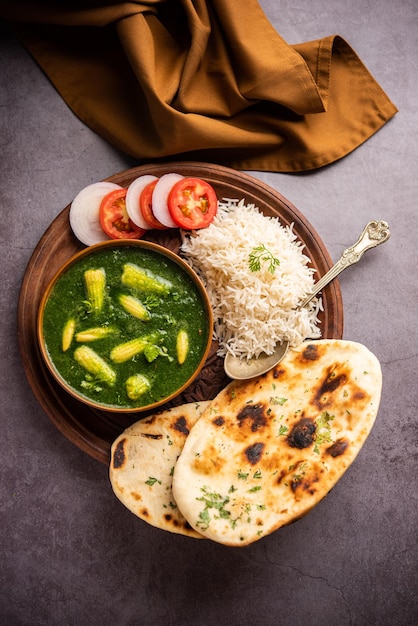 Photo palak baby maïs sabzi également connu sous le nom d'épinards makai curry servi avec du riz ou du roti nourriture indienne