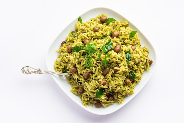 Palak khichdi est un repas nutritif à un pot de lentilles mungo et de riz aux épinards Cuisine indienne