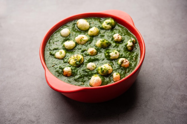 Palak makhana ou épinards graines de lotus curry ou sabzi