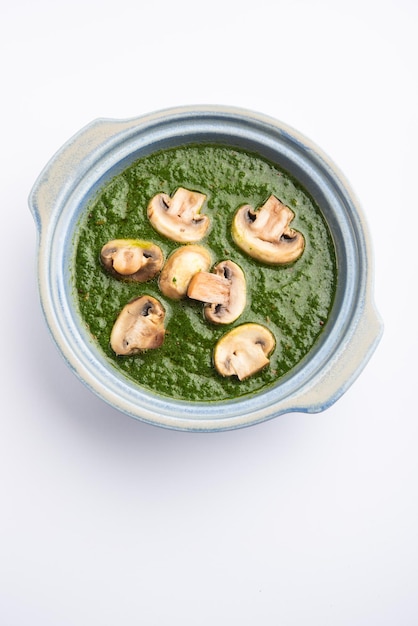 Palak Mushroom est un plat sain et délicieux de champignons de Paris sautés et d'aromates dans une sauce crémeuse aux épinards