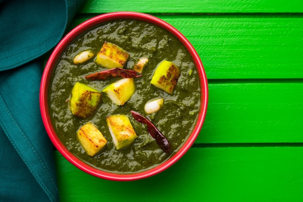 Palak Paneer Curry composé d'épinards et de fromage cottage, menu populaire indien sain pour le déjeuner ou le dîner, servi dans un Karahi avec Roti ou Chapati sur fond de mauvaise humeur. mise au point sélective