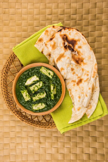 Palak paneer ou curry d'épinards et de fromage cottage est une recette de plat principal saine en Inde, servie avec roti ou chapati ou naan, mise au point sélective