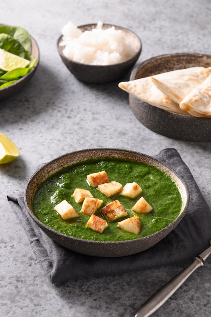 Palak paneer d'épinards et de fromage paneer sur fond de pierre grise cuisine indienne