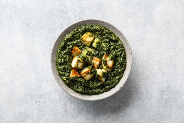 Palak paneer indien sur la vue de dessus de la surface en béton