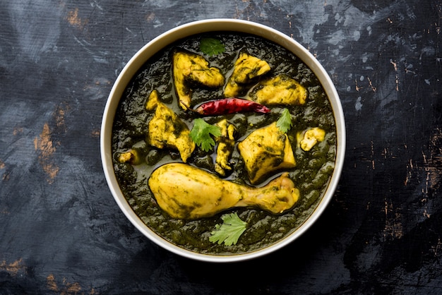 Palak ou Poulet aux épinards ou Murg Saagwala servi dans un bol avec Naan et riz