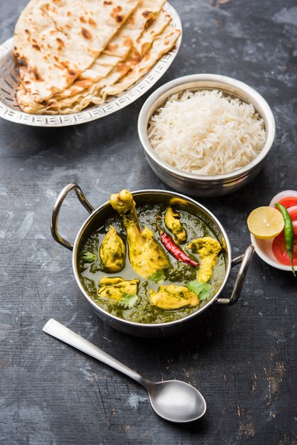 Palak ou Poulet aux épinards ou Murg Saagwala servi dans un bol avec Naan et riz