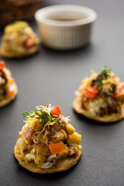 Photo palak puri orãƒâ‚ã‚â epinard poori est une recette de petit-déjeuner indien sain et savoureux, servi avec du chutney