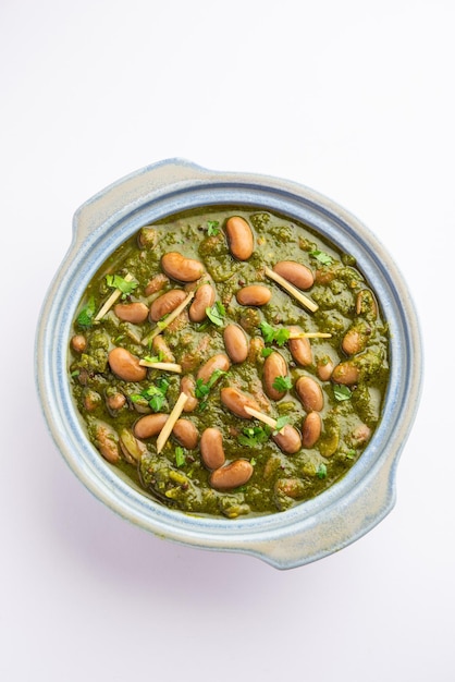 Palak rajma Masala est un curry indien préparé avec des épinards de haricots rouges cuits avec des épices