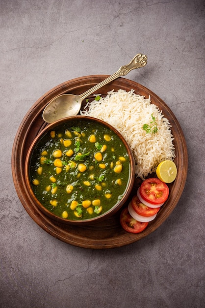 Palak sabzi de maïs sucré également connu sous le nom de sabji au curry d'épinards Makai menu principal du nord de l'Inde