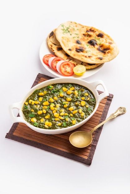 Palak sabzi de maïs sucré également connu sous le nom de sabji au curry d'épinards Makai menu principal du nord de l'Inde