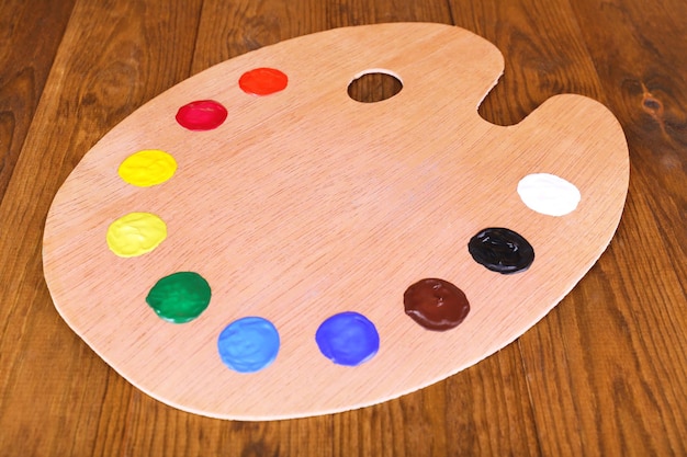 Photo palette d'art en bois avec peinture sur table en gros plan