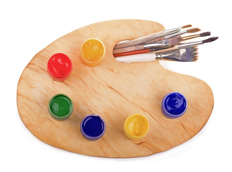 Photo palette d'art en bois avec peintures et pinceaux pour l'artiste pinceaux et palette inutilisés isolés sur fond blanc