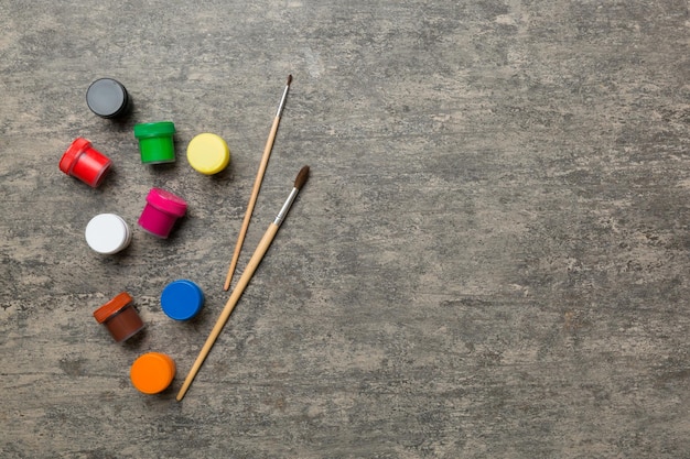 Palette d'art avec peinture et pinceaux en gros plan Vue de dessus avec espace de travail vide pour la créativité dessin de concept d'enseignement à domicile