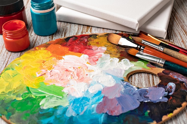 Palette d'art avec des peintures mélangées colorées