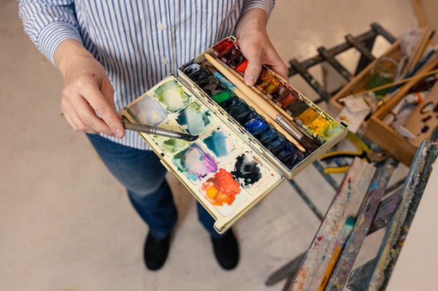 Une palette artistique avec des peintures Closeup Art Studio