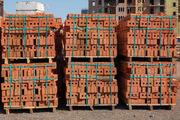 Palette de briques rouges au chantier de construction