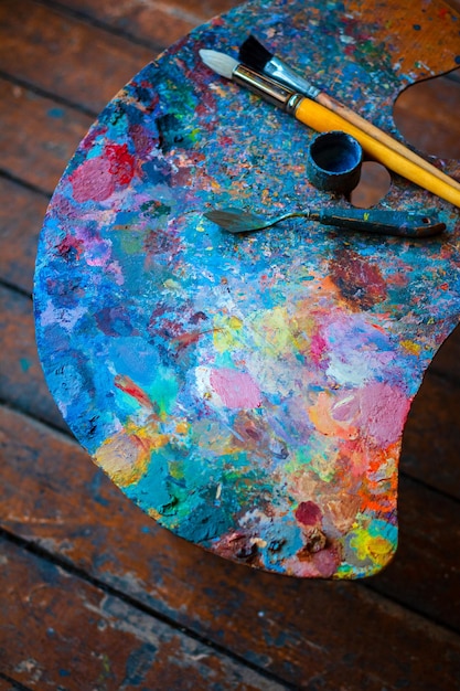 Palette colorée de l'artiste avec pinceaux et peintures à l'huile