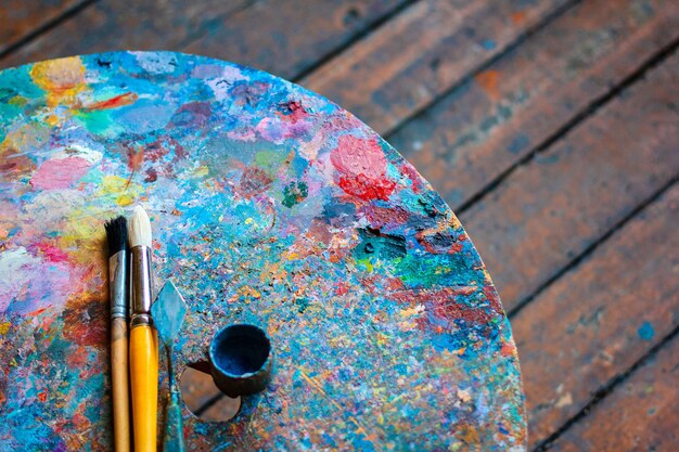 Palette colorée de l'artiste avec pinceaux et peintures à l'huile