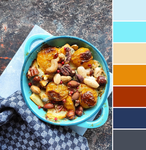 Palette de couleurs assorties à partir de l'image de fruits cuits au four et de noix dans un plat en porcelaine turquoise sur des carreaux de céramique bleus