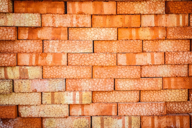 Palette de dalle de pavage agrandi sur un chantier de construction en journée ensoleillée.